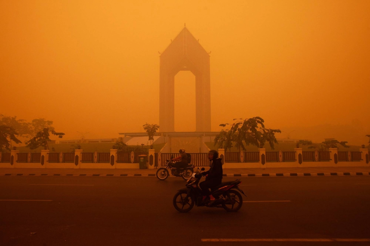 La brume transforme le ciel indonésien en orange et contraint à la fermeture des écoles au Timor oriental